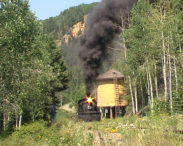 487 departing Cresco 2003 - copyright J.McIvor 2005